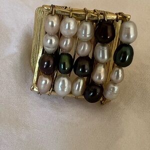 Elegant Gold and Pearl Women's Ring